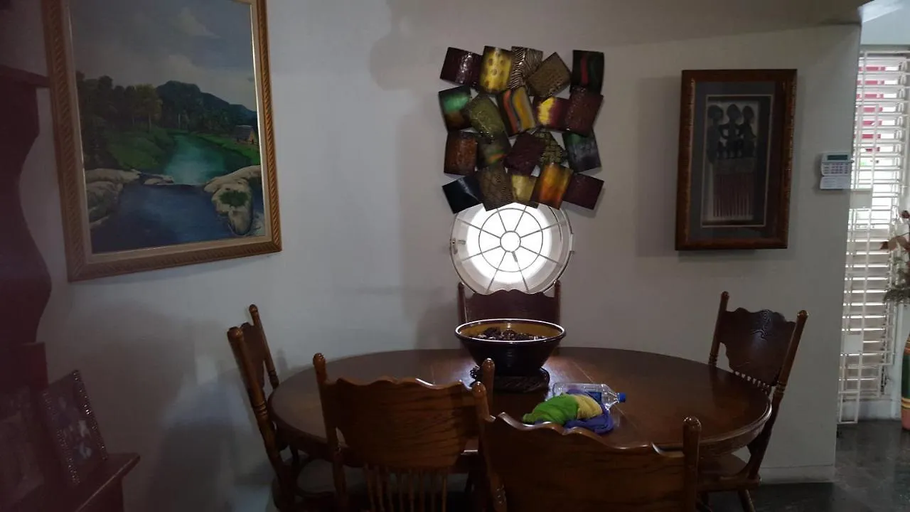 Private, Cosy And Central Кингстон Ямайка